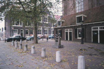 851764 Gezicht over het Jacobskerkhof in Wijk C te Utrecht, met rechts de Jacobikerk en op de achtergrond de ...